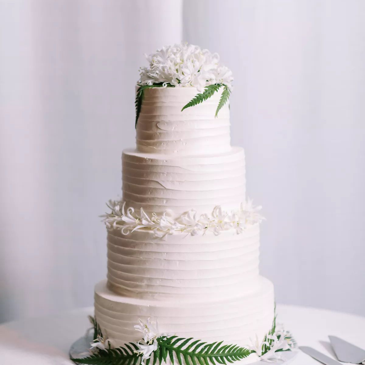 简单的白色婚礼蛋糕