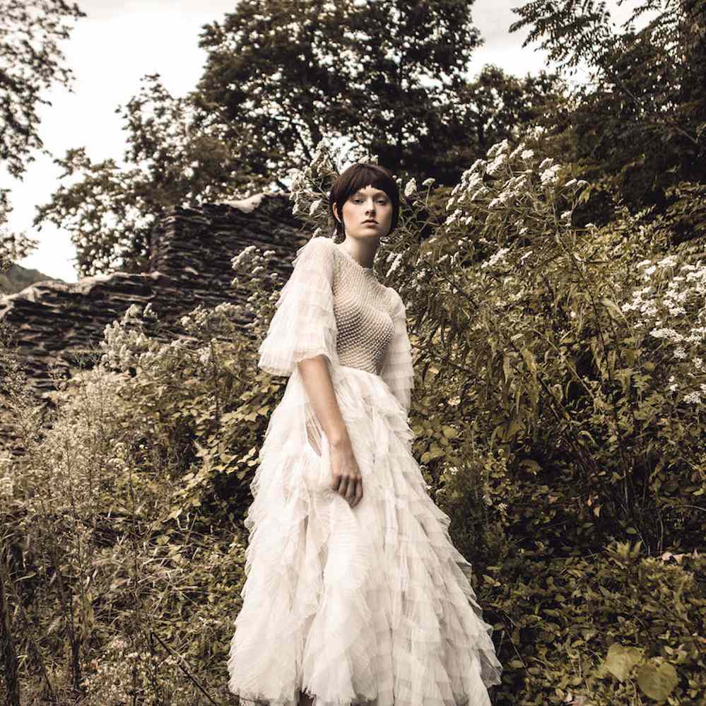 模型穿着elaya vaughn tulle婚纱褂子外面绿叶