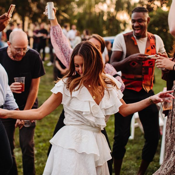 在聚会上与客人跳舞的女人