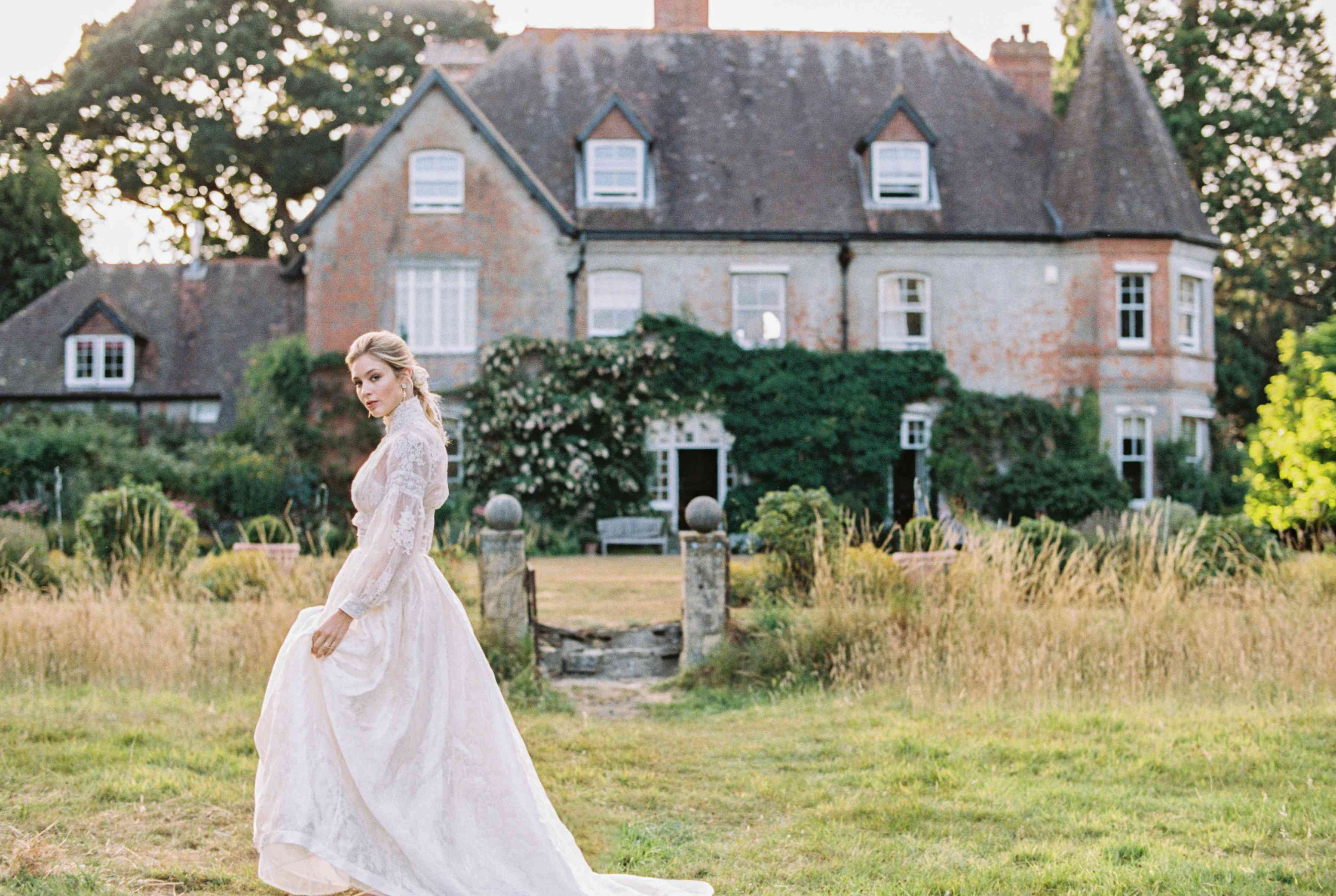 穿着飘逸礼服的新娘