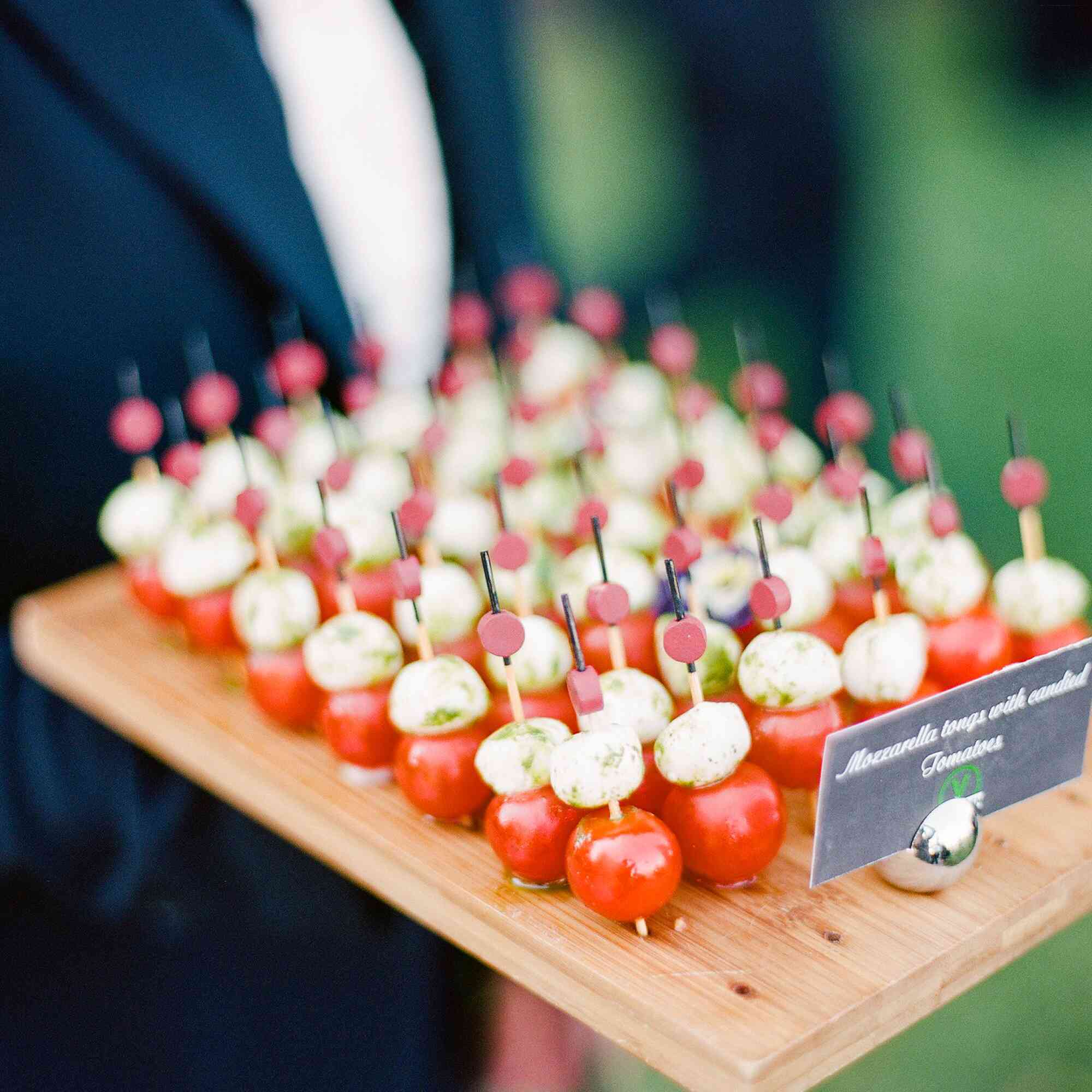 托盘蜜饯西红柿和奶酪