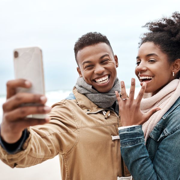 夫妇采取订婚自拍照ld乐动官网