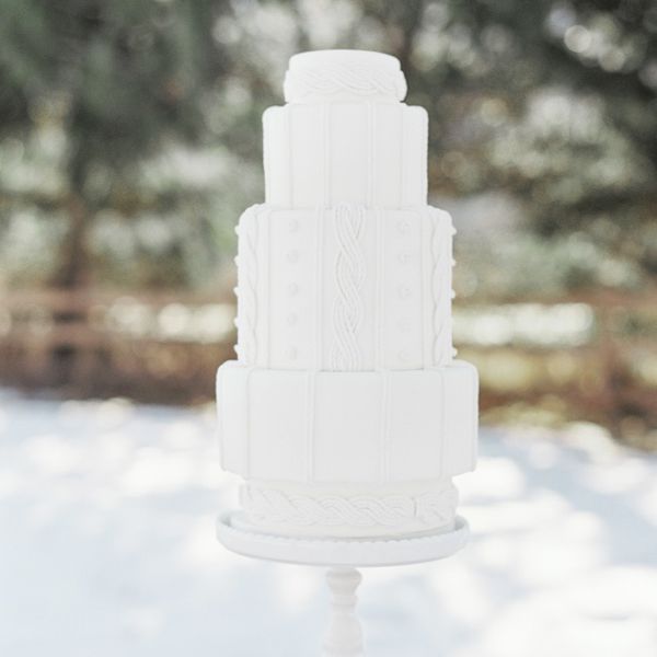 所有白色的冬季婚礼蛋糕与纹理软糖