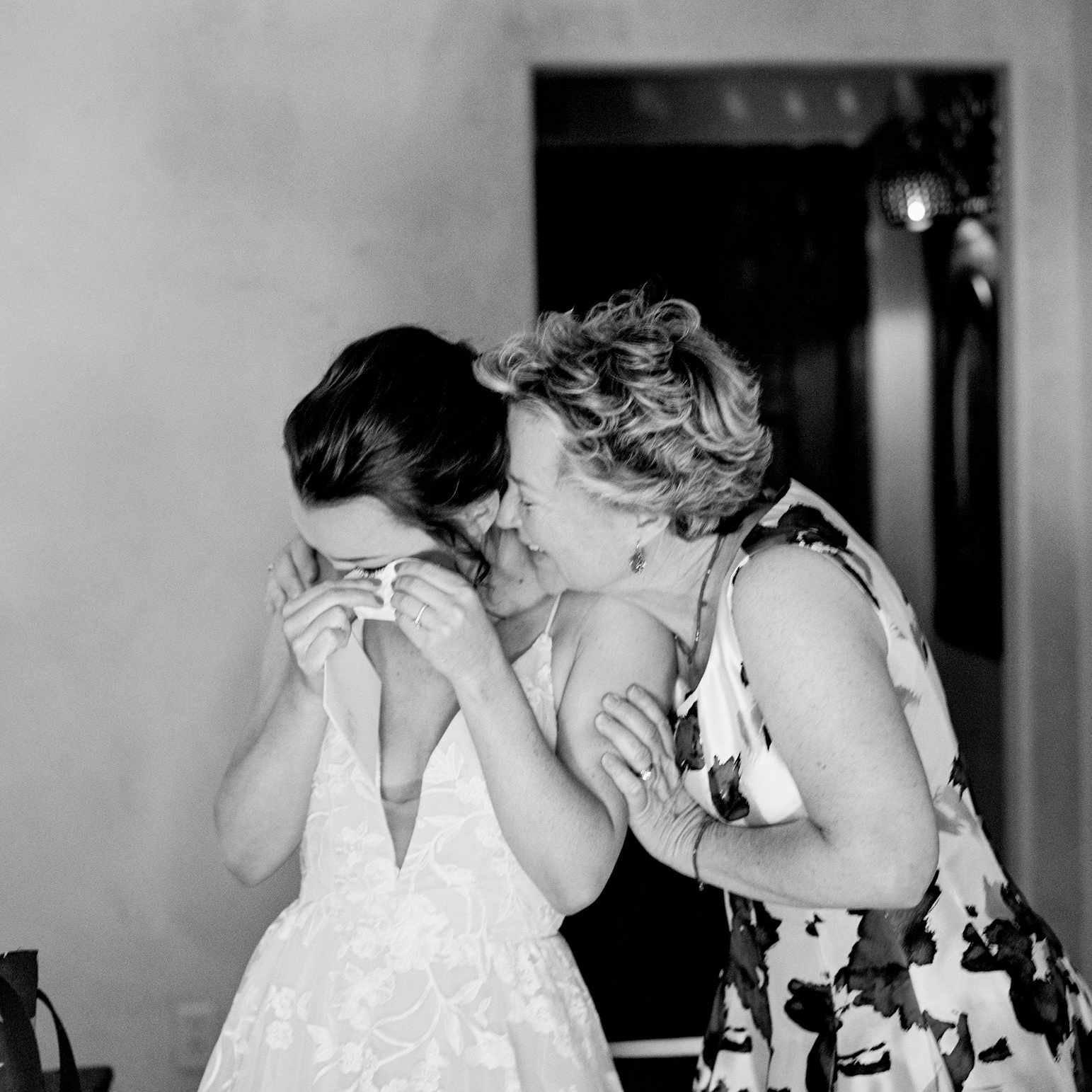 妈妈和新娘拥抱