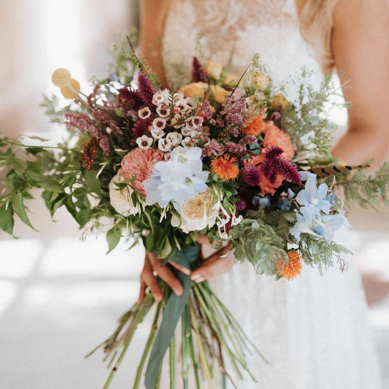 长茎的野花花束