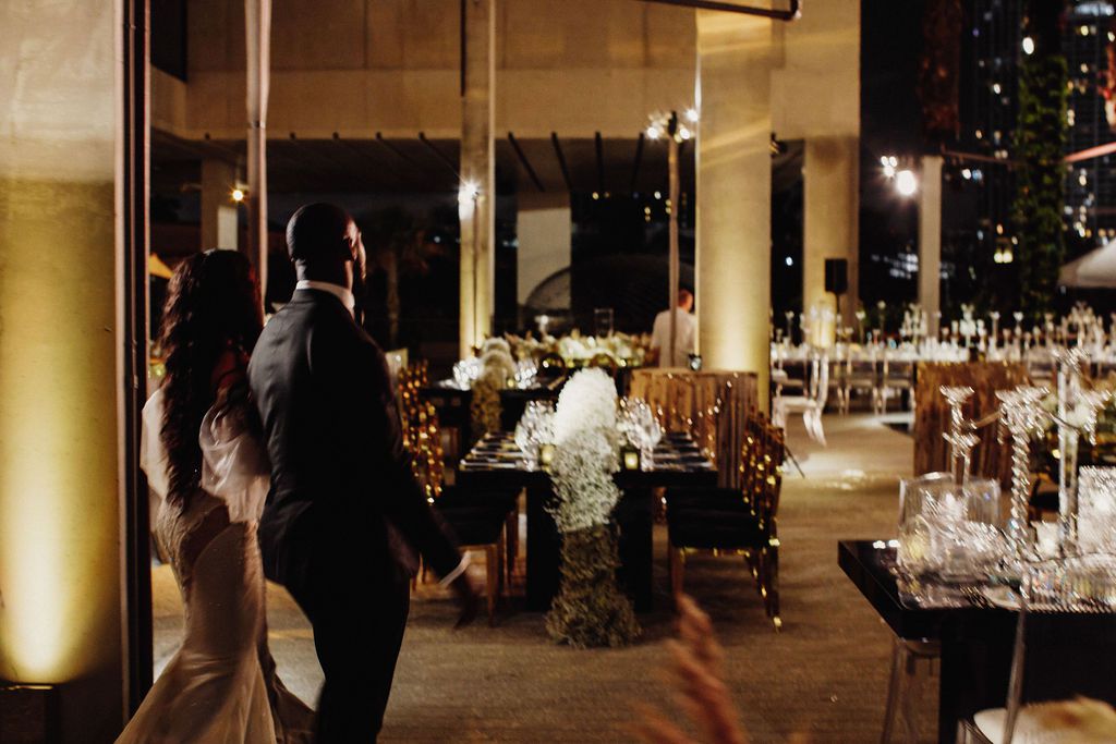 新娘和新郎走进接待