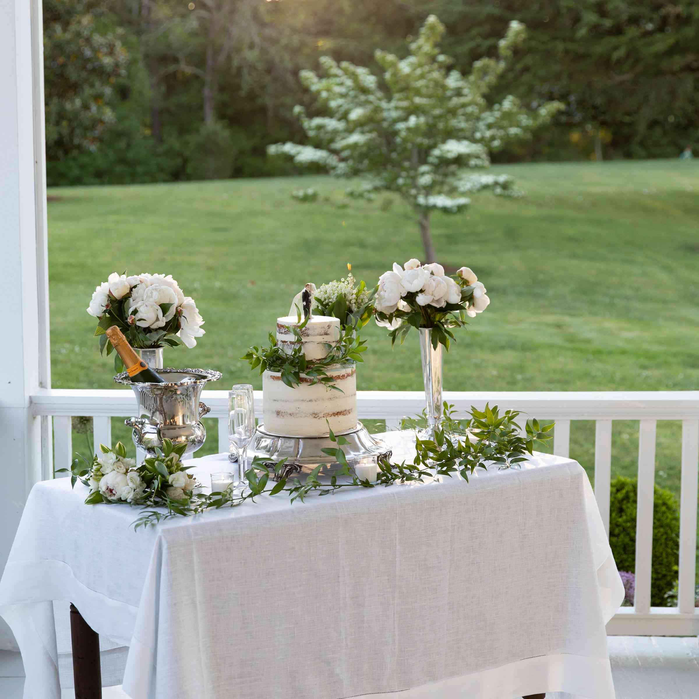 家里的古董蛋糕桌