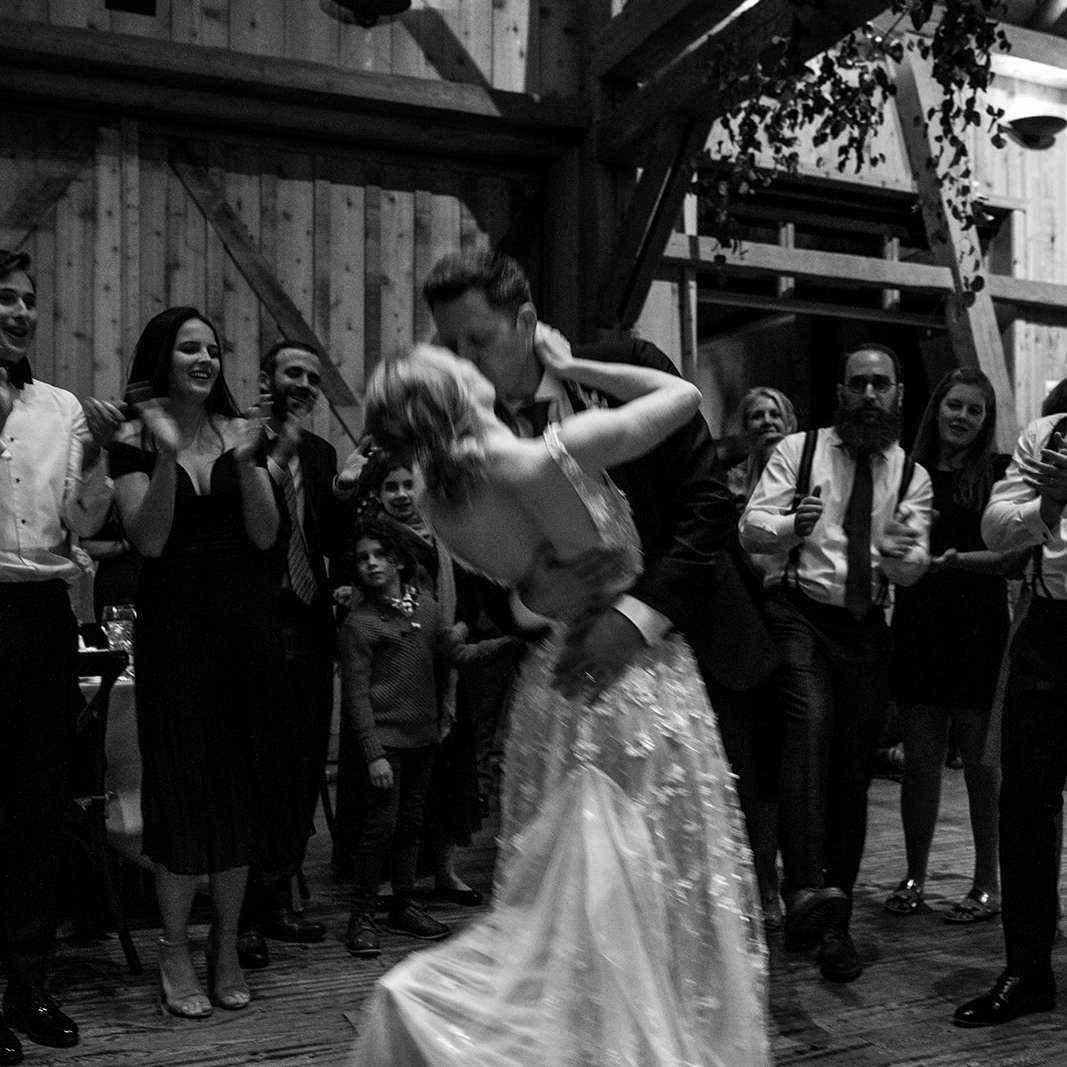 情侣在舞池里接吻