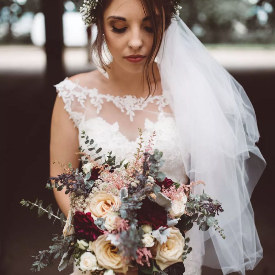 戴着面纱和婴儿呼吸冠冕的新娘