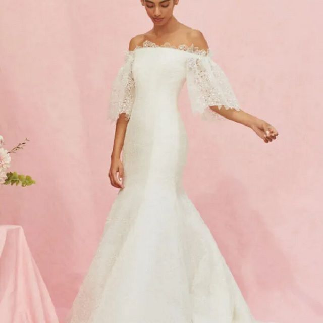 模特穿的是蕾丝裁剪的露肩半袖礼服