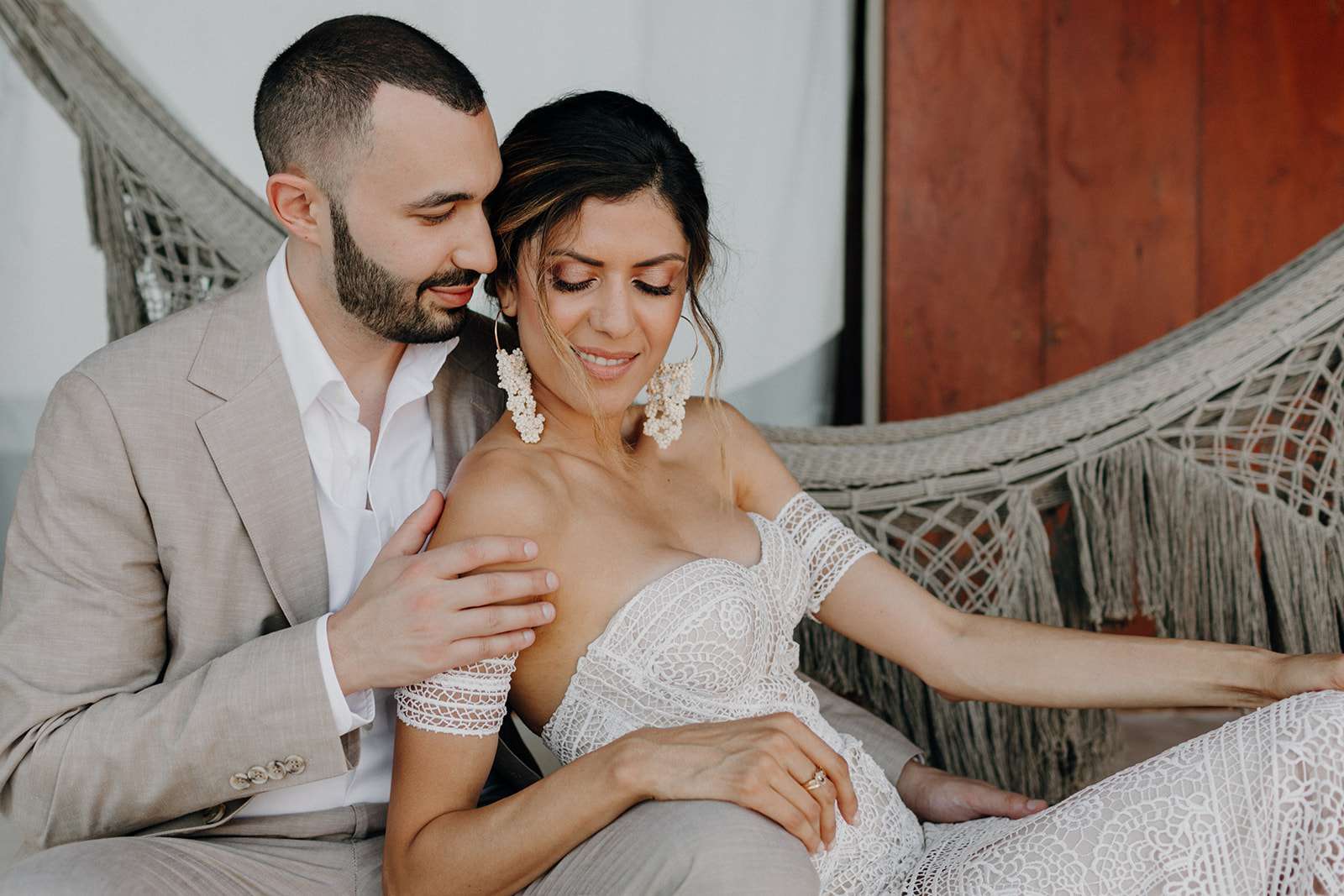 新婚夫妇在吊床