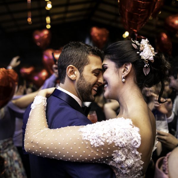 新娘和新郎在婚礼上跳舞