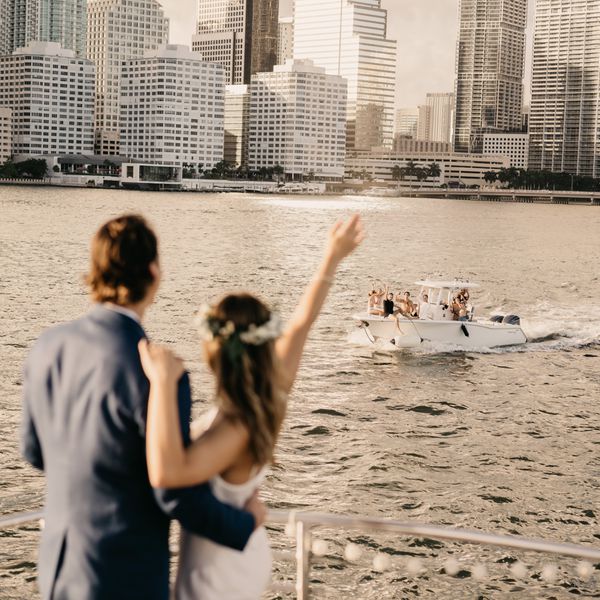 夫妇挥动到小船