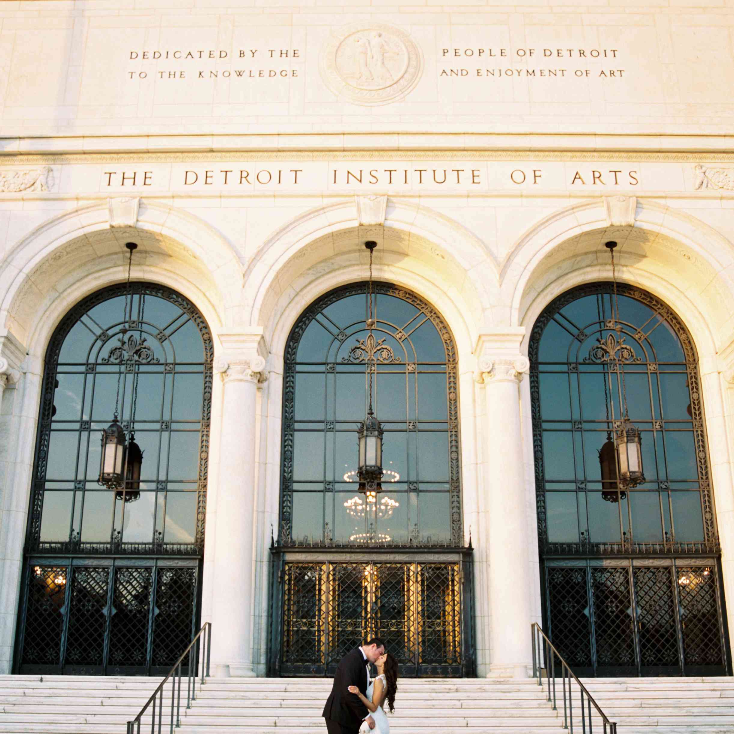 这对夫妇在教堂前的画像