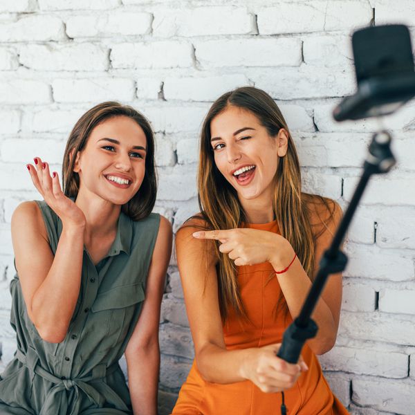 使用自拍杆女性