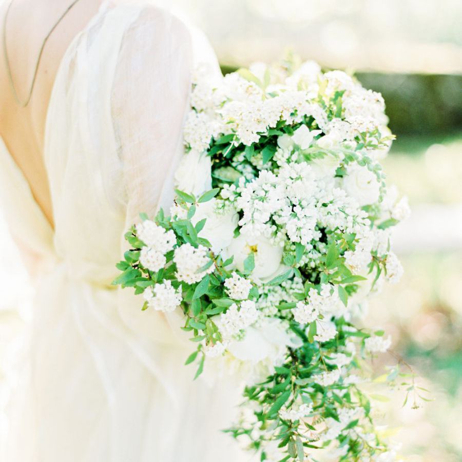 白80年代风格的级联花束