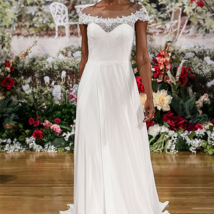 丽贝卡·英格拉姆的露肩婚纱