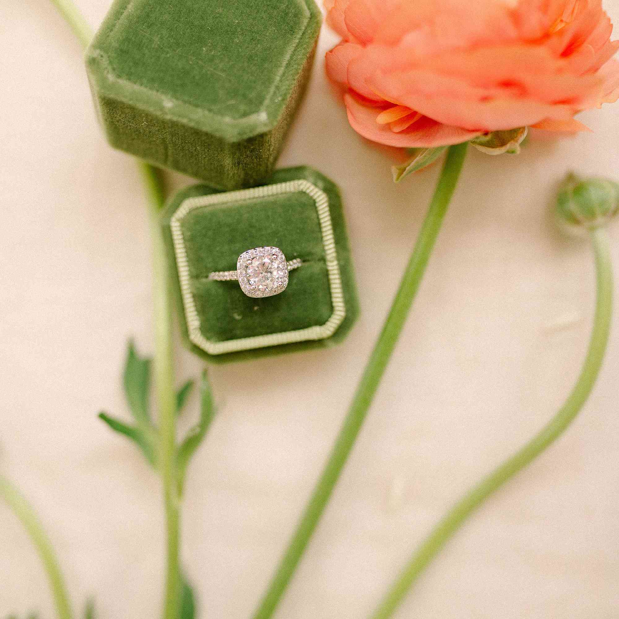 订婚绿色复古丝绒戒指盒ld乐动官网