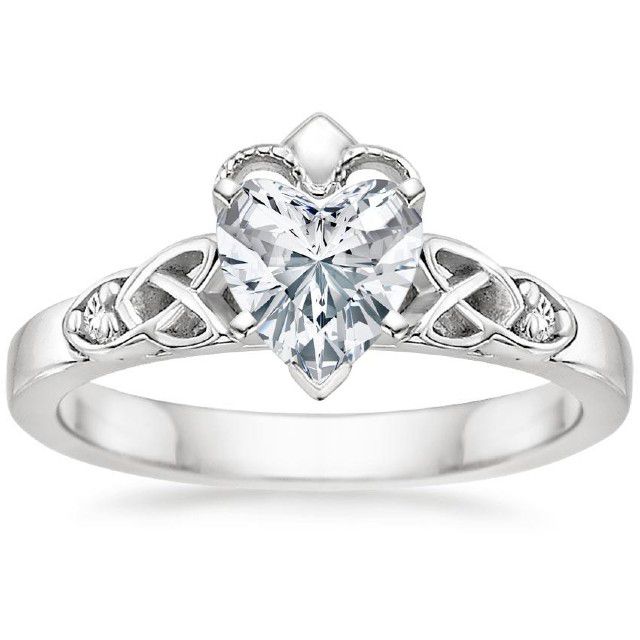 一个经典的秘密设计戒指与心形钻石