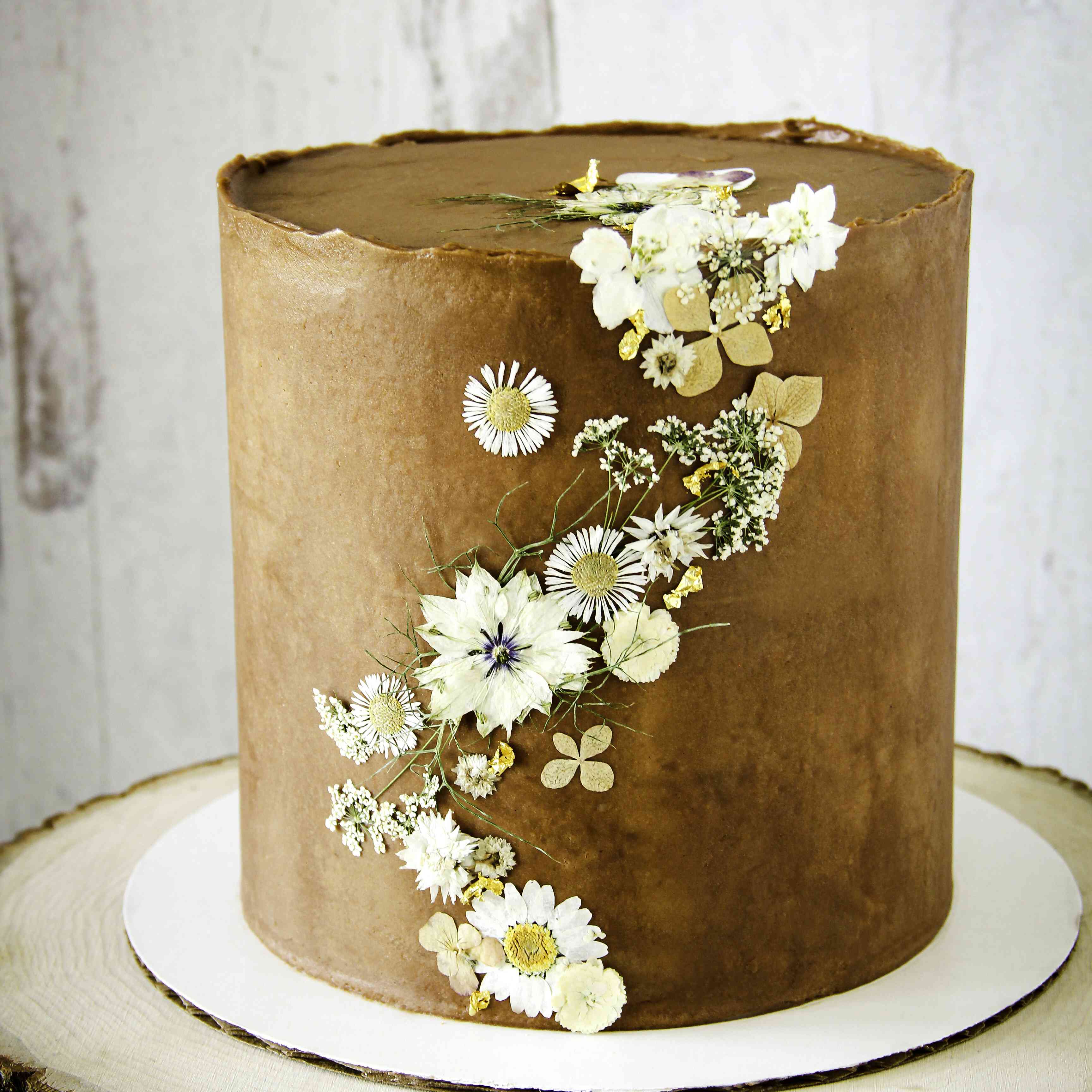 蛋糕与可食用的花朵