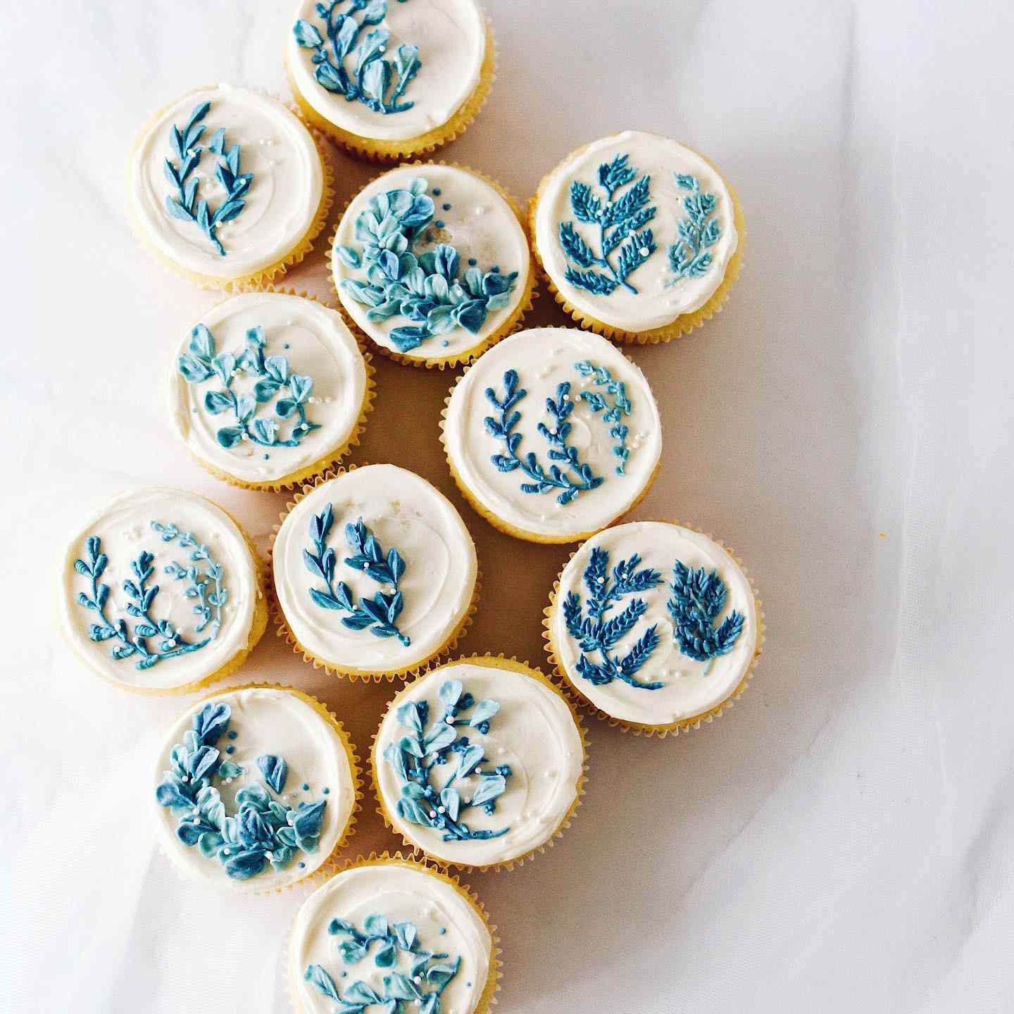 刺绣蓝色纸杯蛋糕