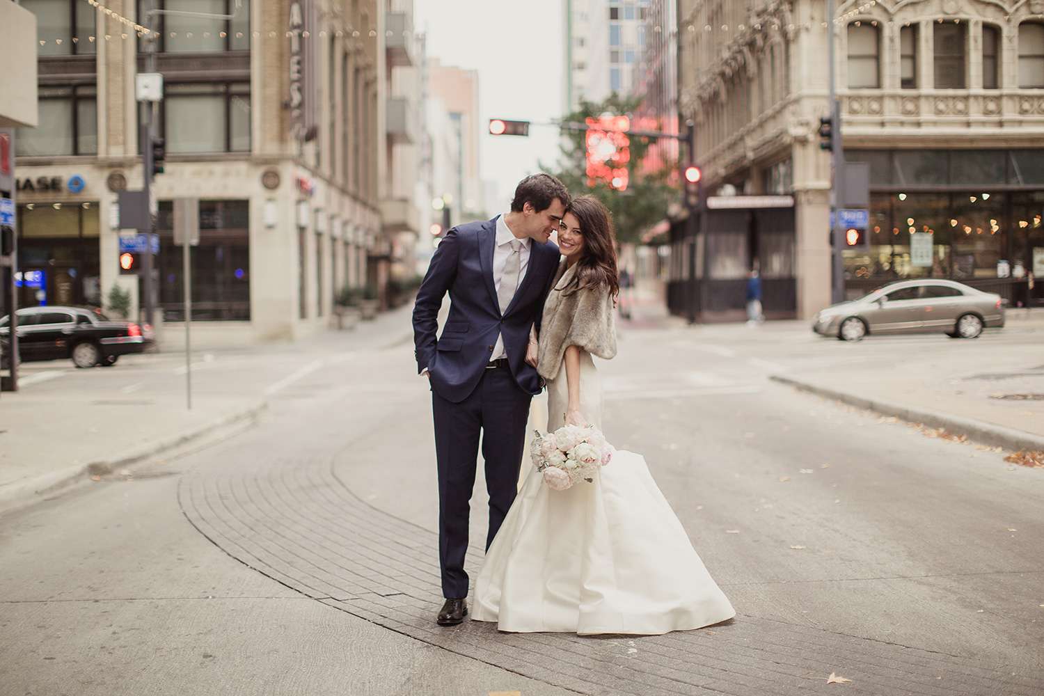 冬季新娘和新郎在温暖的衣服