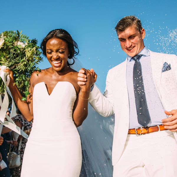 <P>新娘和新郎牵着手</ P>