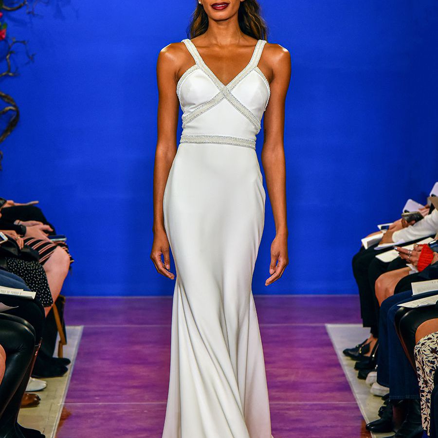 模型走跑道v领绉美人鱼礼服与珠宝的乐队