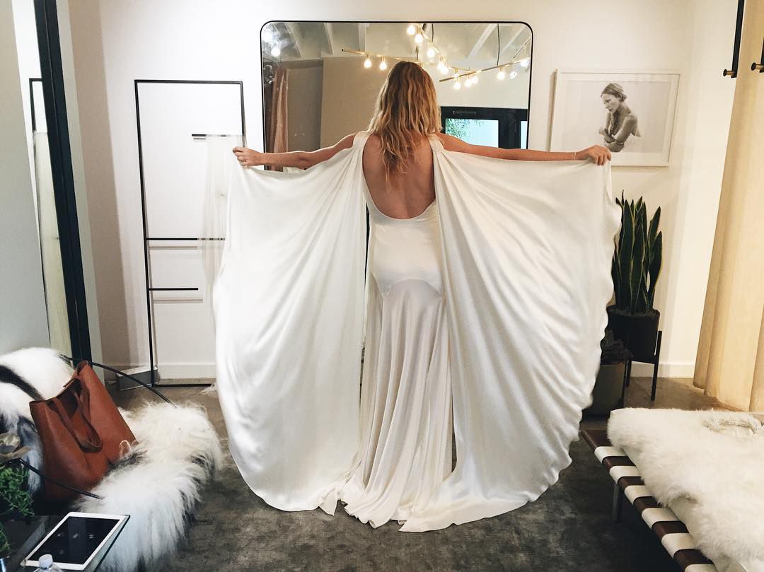 新娘在她的乐和家园婚纱店的礼服捻转。