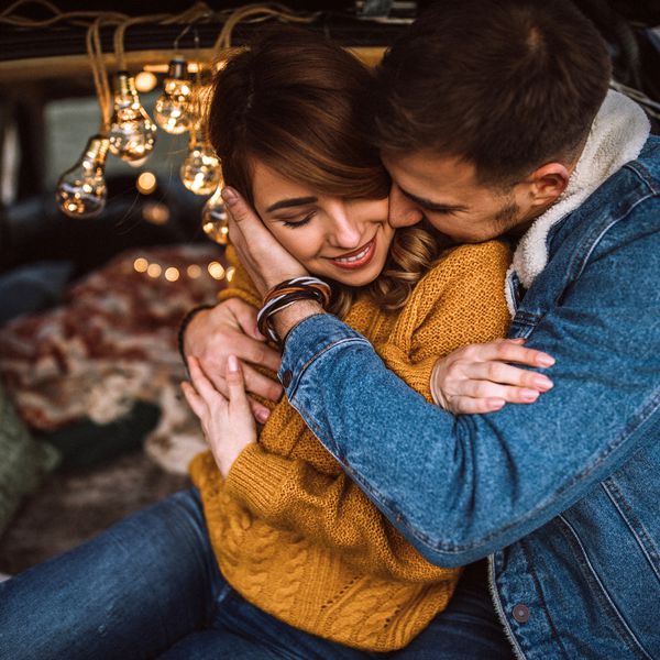 男人和女人抱着对方，微笑