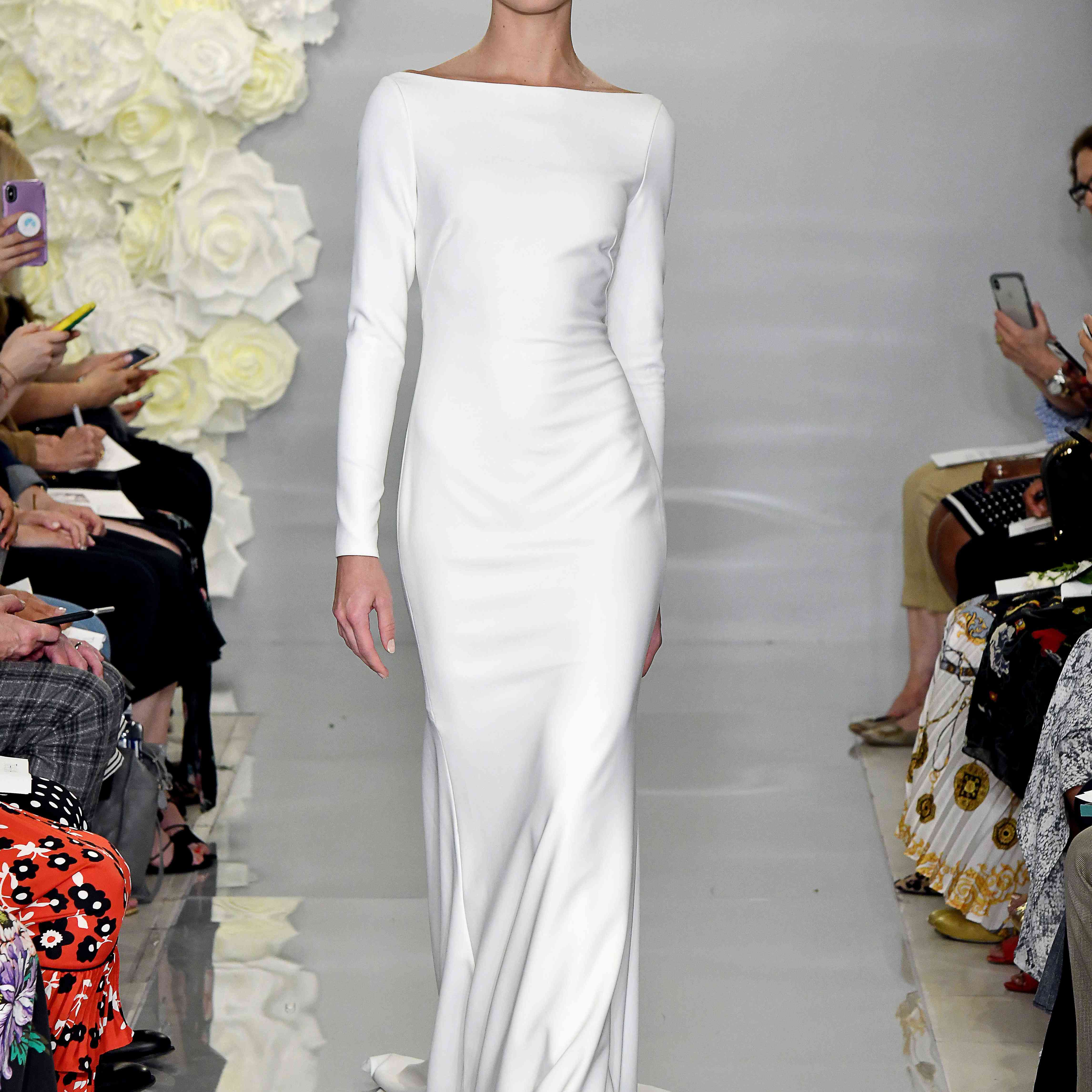 模型在跑道上长袖绉boatneck礼服