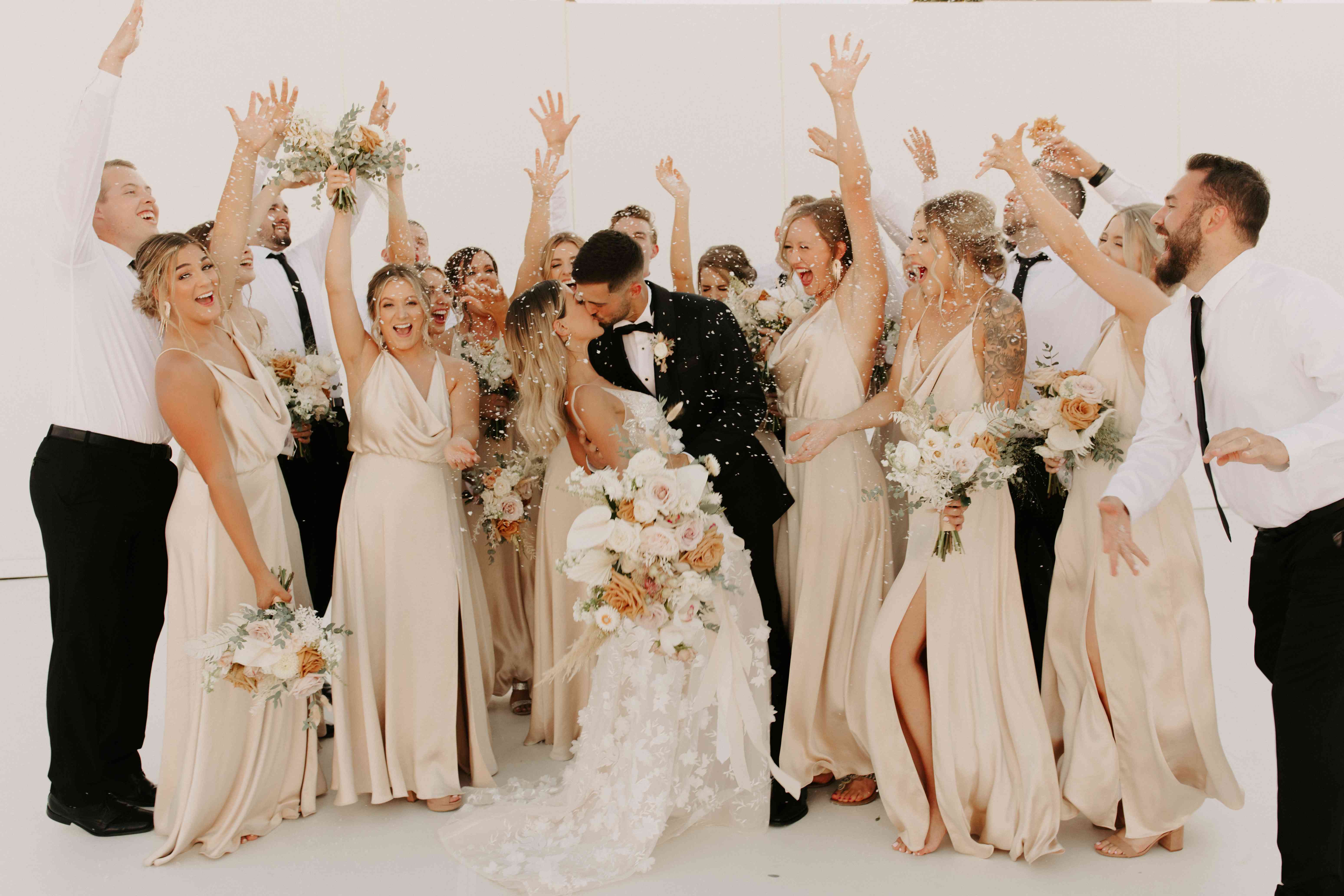 一对情侣在婚礼前接吻