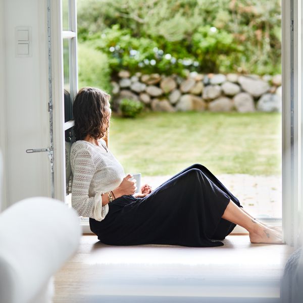 坐在门道入口的少妇看