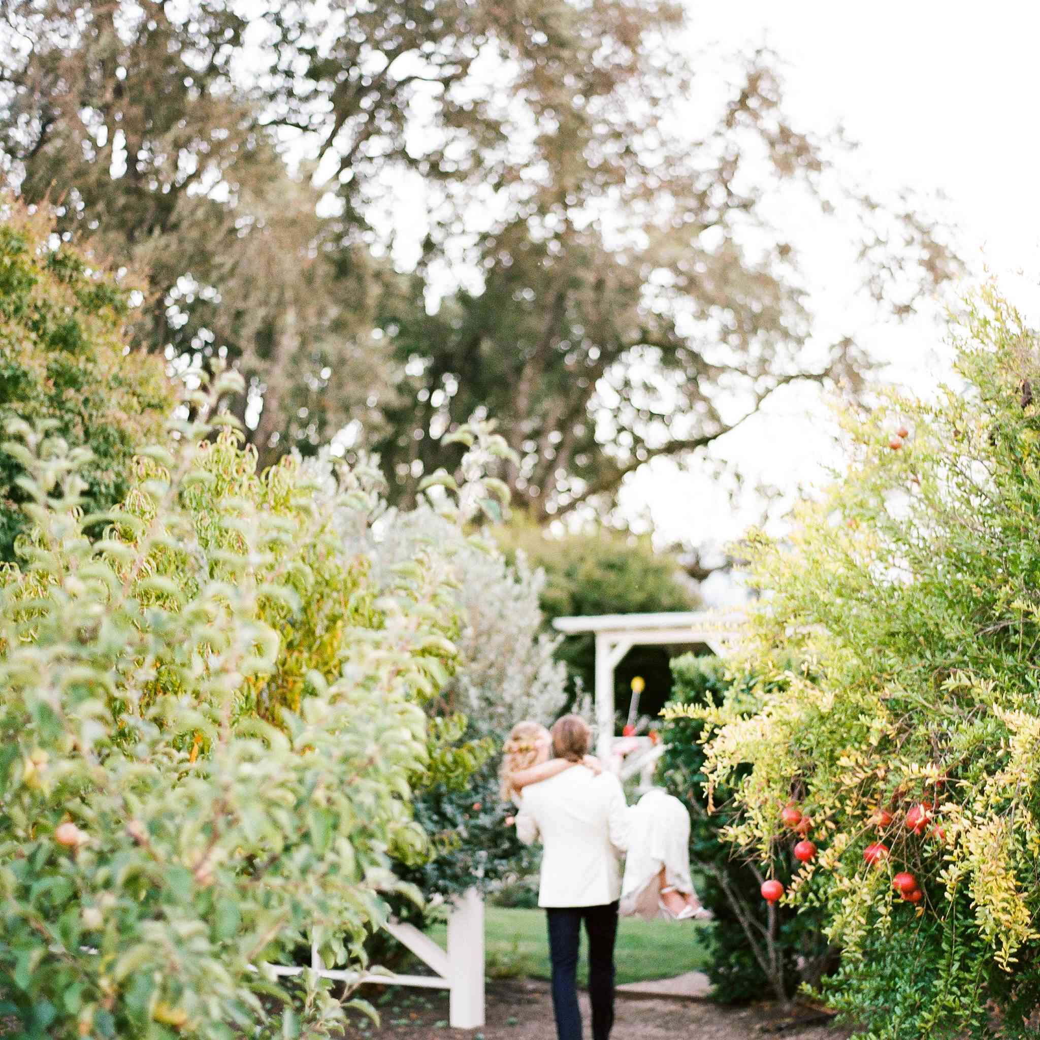 新娘和新郎在庭院里