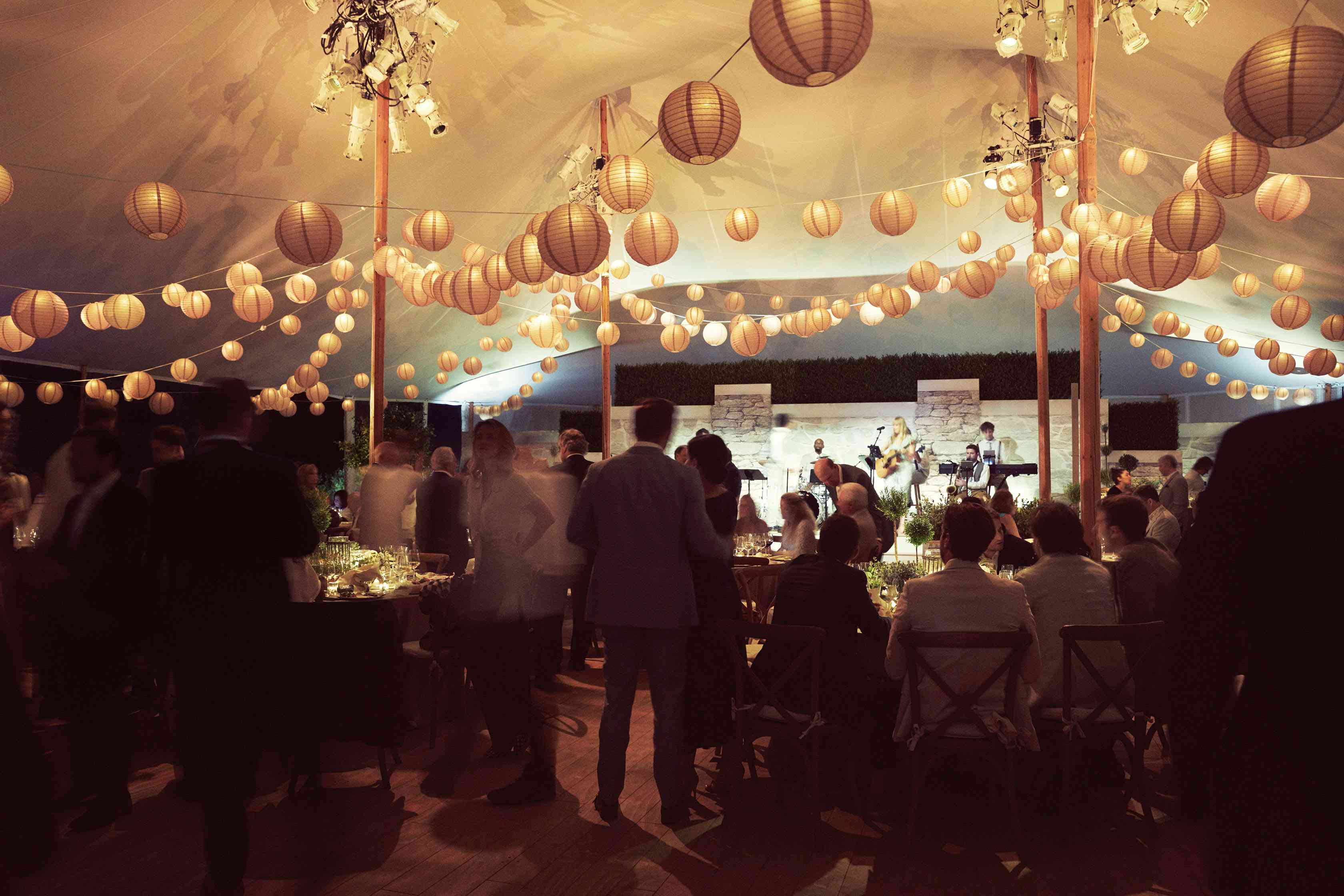 纸灯笼串灯在帐篷接待室