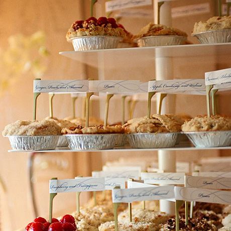 由吉姆·斯迈尔制作的婚礼蛋糕制作而成，有姜、桃、杏仁、蓝莓和蔓越莓、核桃等多种口味的微型馅饼