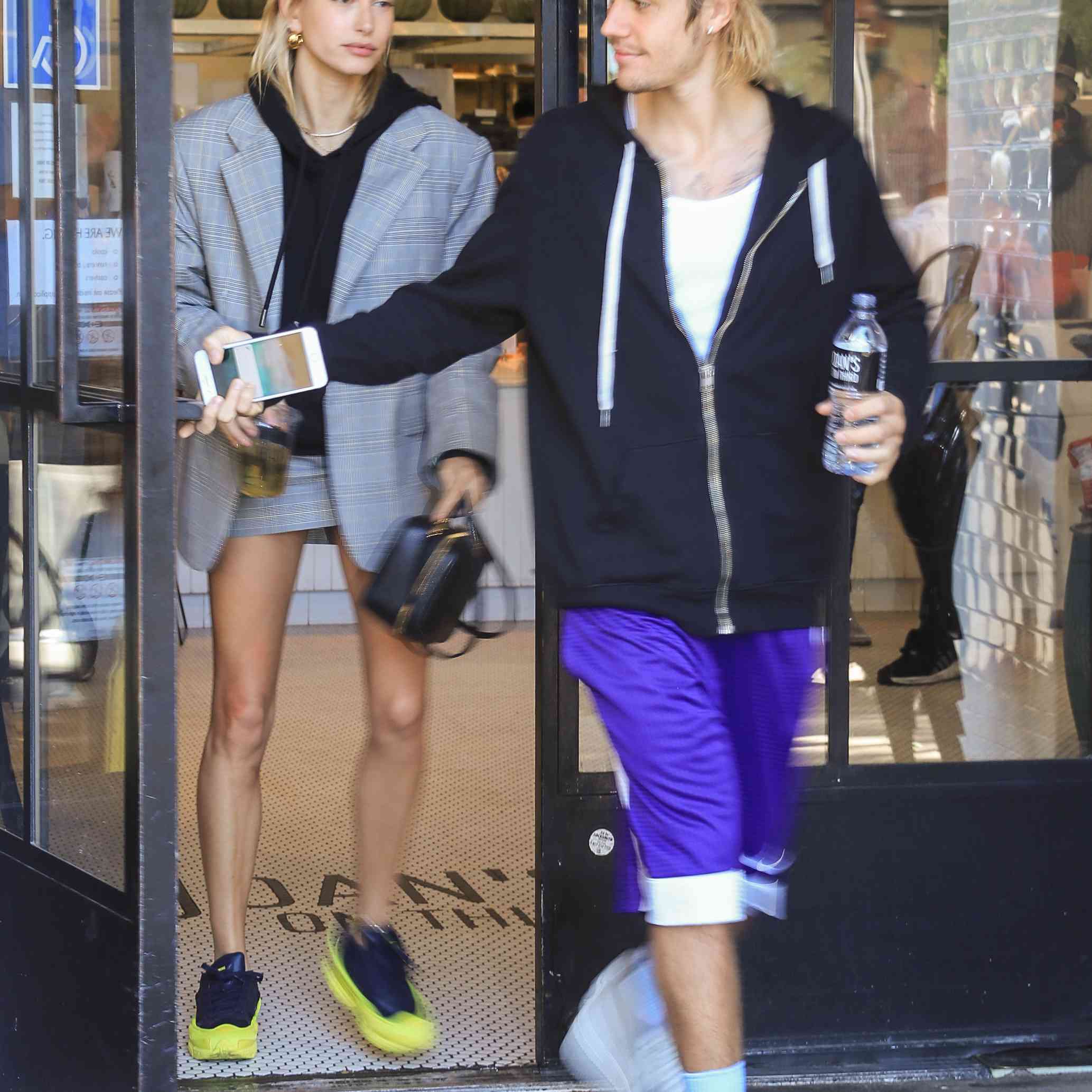 贾斯汀·比伯和黑利·鲍德温离开餐厅