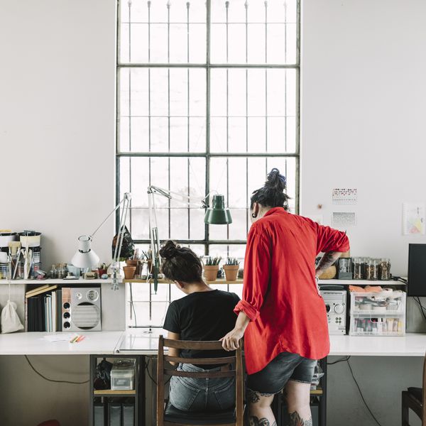 后面观点的夫妇在家书桌