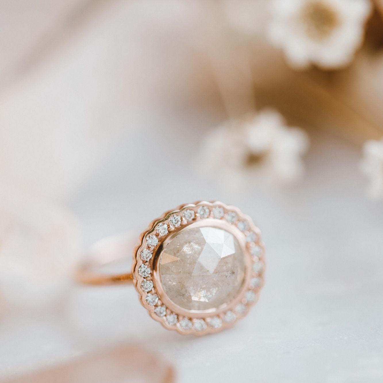 白色粗靠垫钻石与扇贝钻石光晕在玫瑰金设置