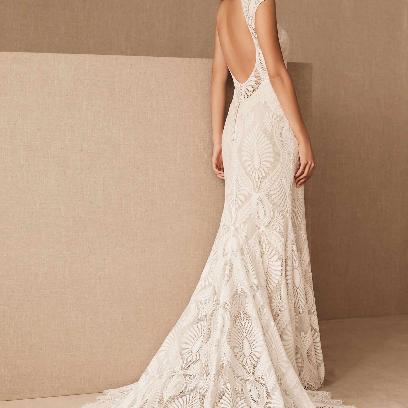 BHLDN勒德洛蕾丝礼服具有开放的背部和一个清扫的火车