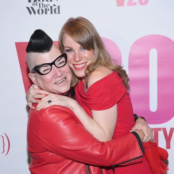 艾玛·迈尔斯和利·德拉里亚拥抱