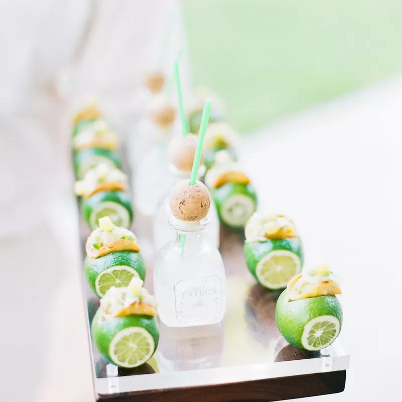 小型鱼炸玉米饼和玛格丽塔