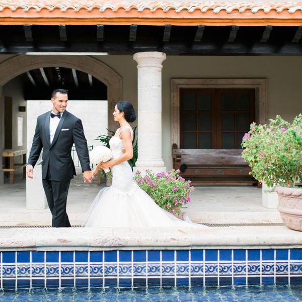 在游泳池附近的新娘和新郎