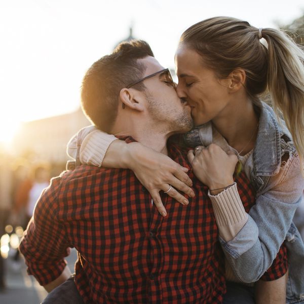 情侣在散步时亲吻。
