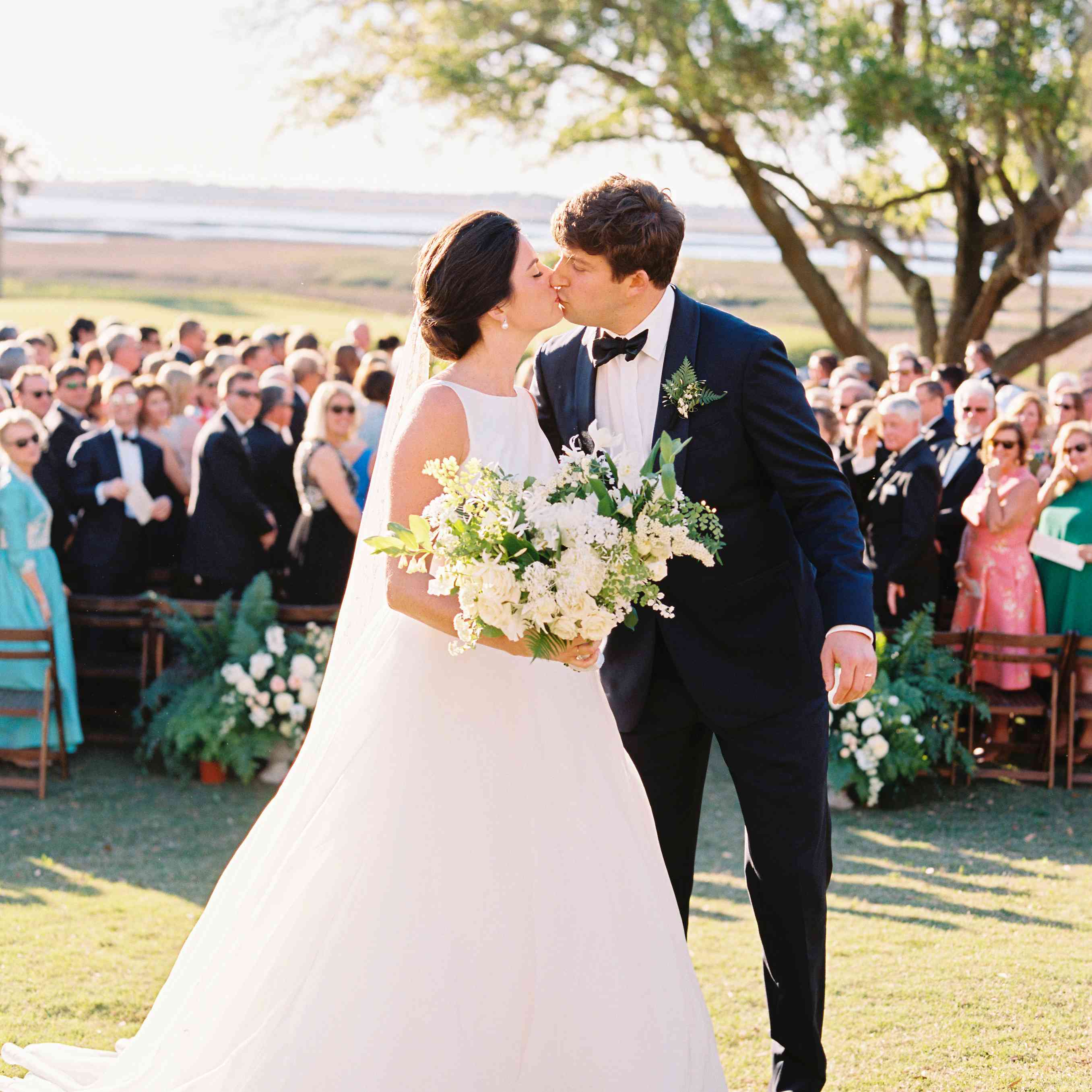 新郎和新娘接吻