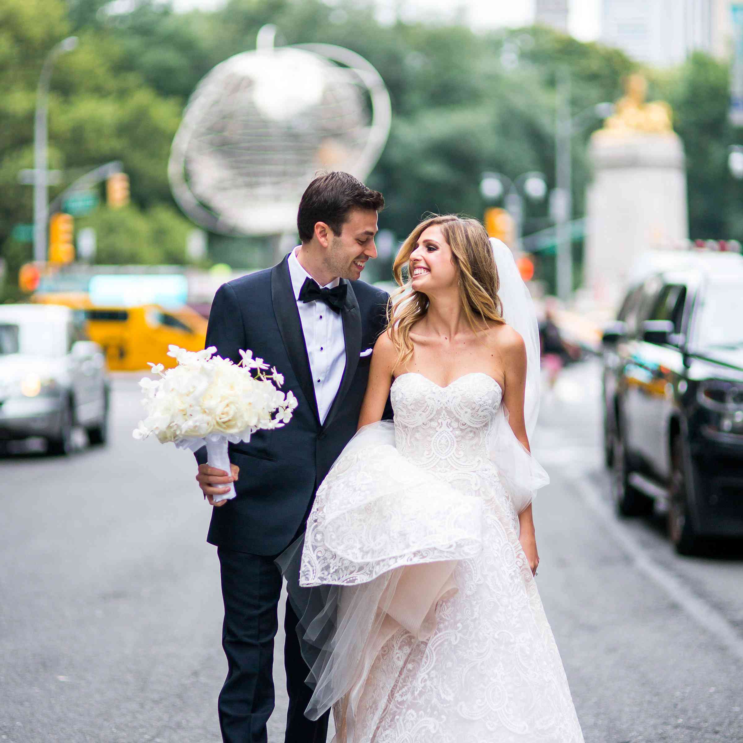 新郎新娘看着对方