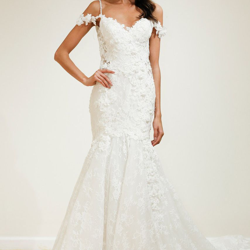 米拉蒂的露肩婚纱