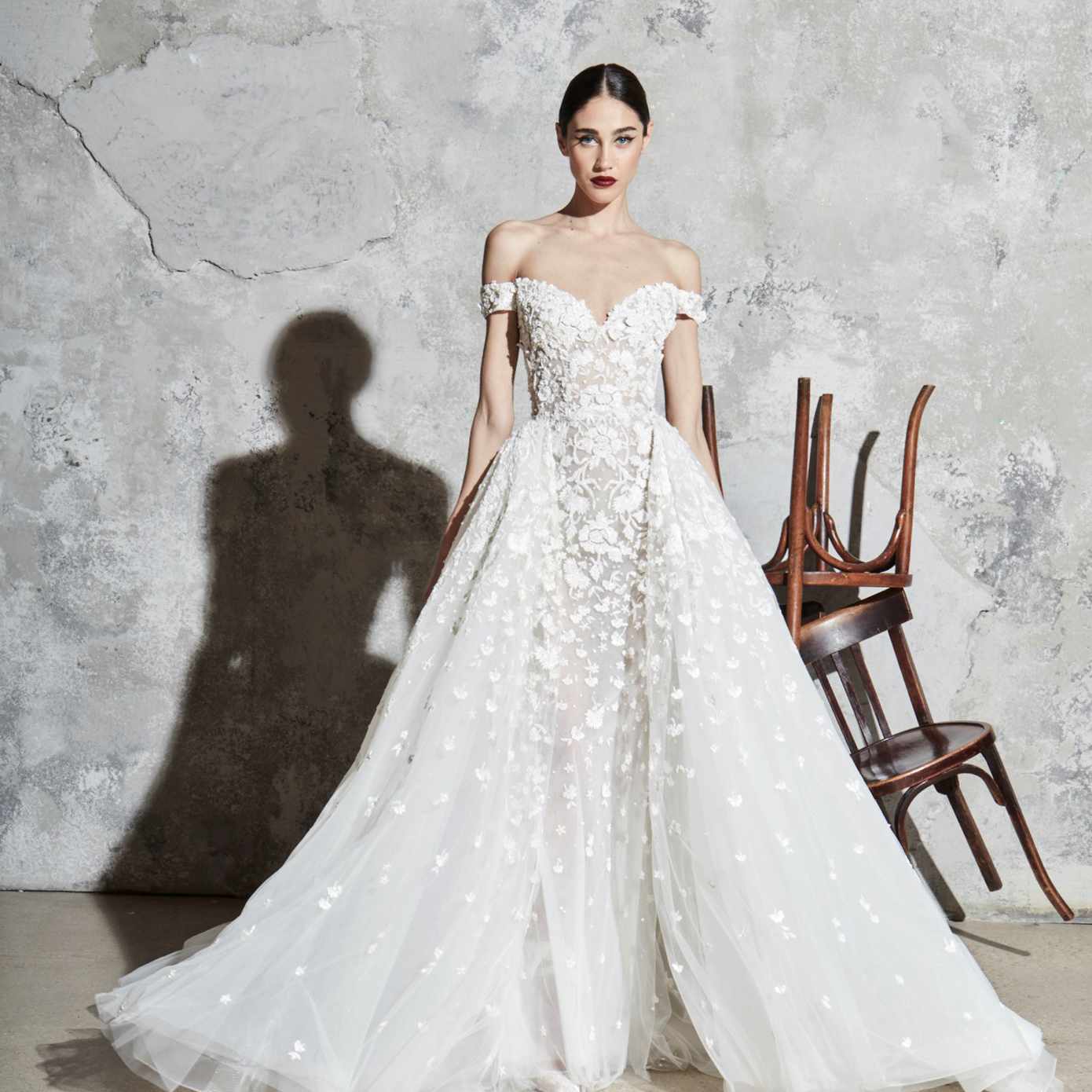 模特在露肩薄纱舞会礼服与甜心领口，花卉刺绣和贴花