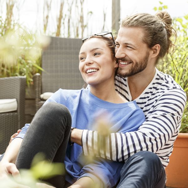 幸福的情侣在天井外拥抱。