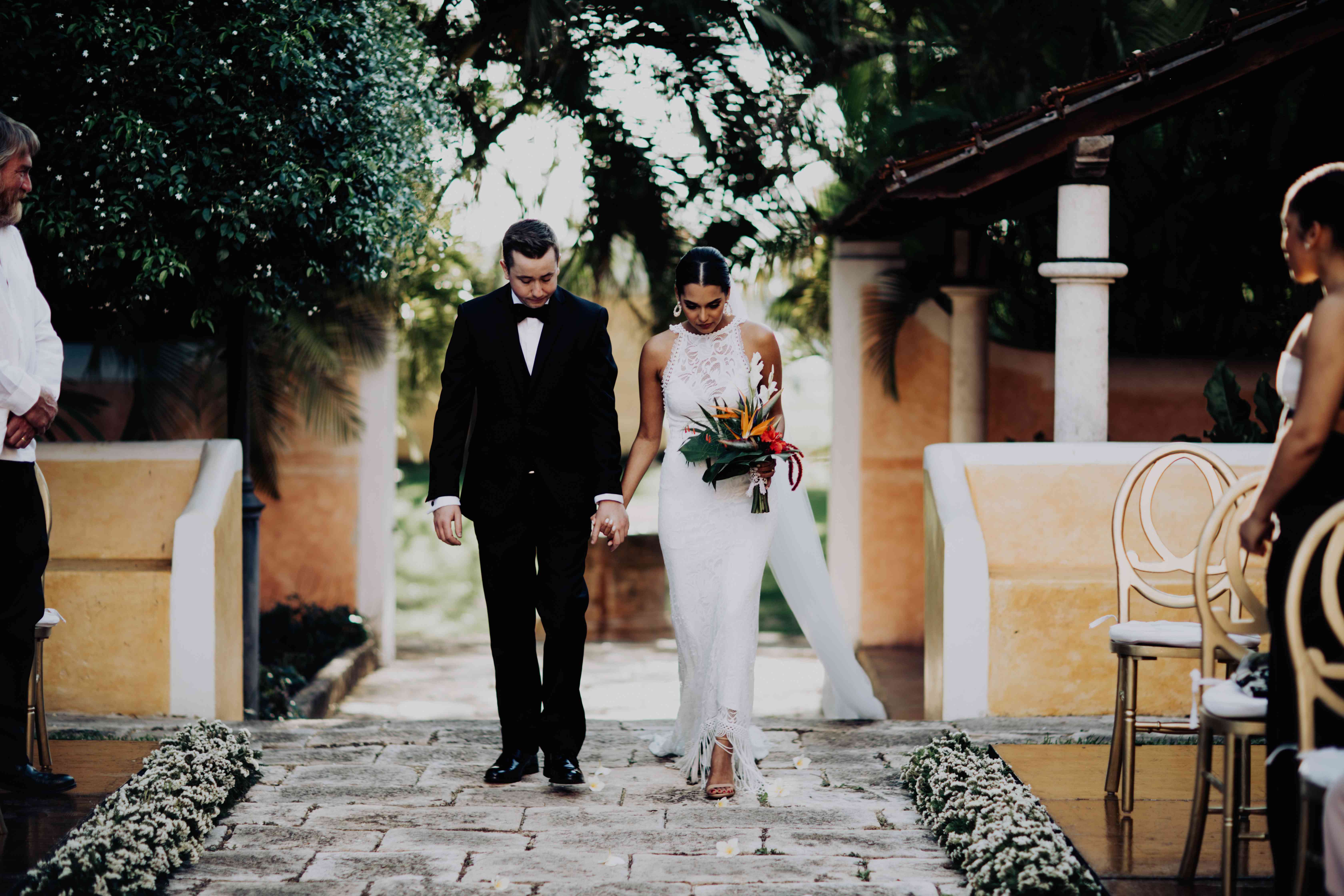 新娘和新郎一起走在过道上